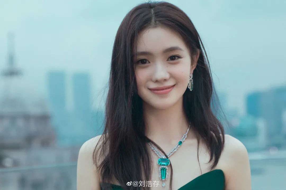 鞠婧祎面部变化分析图片(刘浩存和鞠婧祎怎么了)