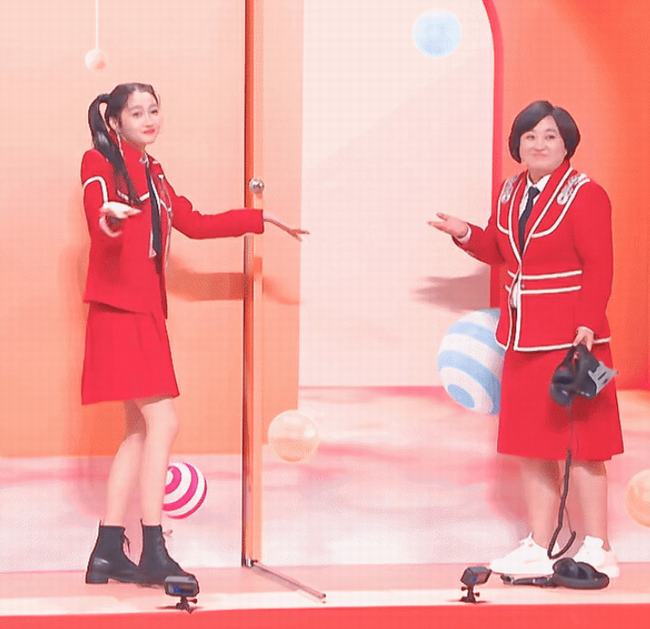 贾玲和关晓彤比长腿(关晓彤贾玲比腿长视频)