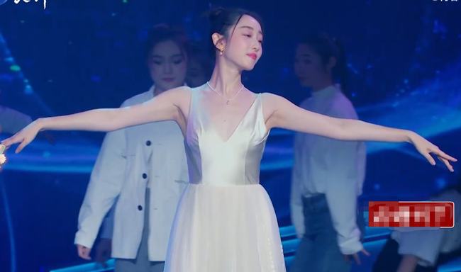 蒋梦婕戴黑色口罩照片(蒋梦婕的胸口有痣吗)